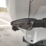 Imagen detallada de los intermitentes traseros en su nueva ubicación.