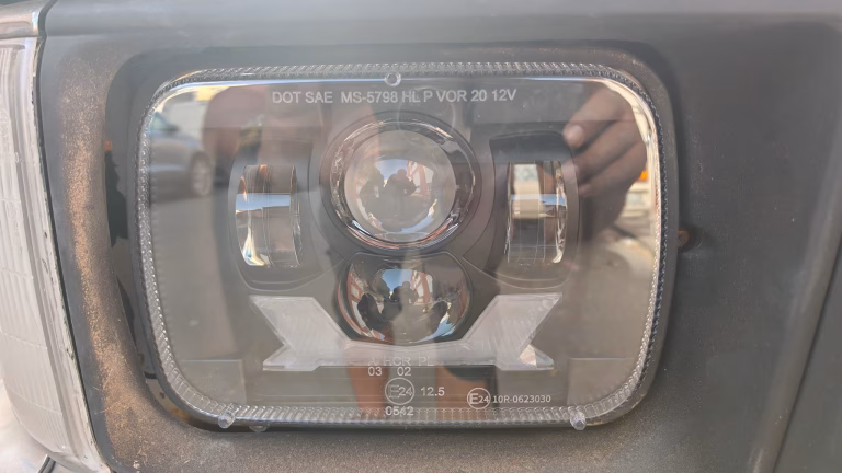 Detalle de faros delanteros del Toyota 4Runner